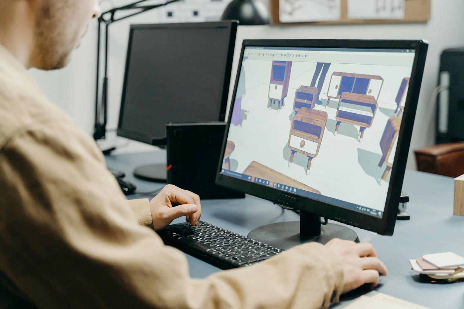 Diseñador modelando un producto en 3D antes de fabricar un prototipo