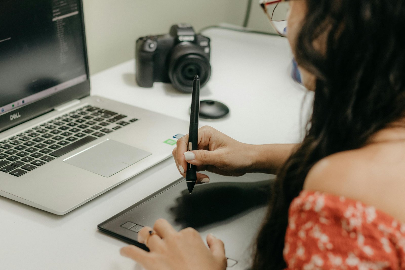 Diseñadora trabajando con tableta digital y ordenador