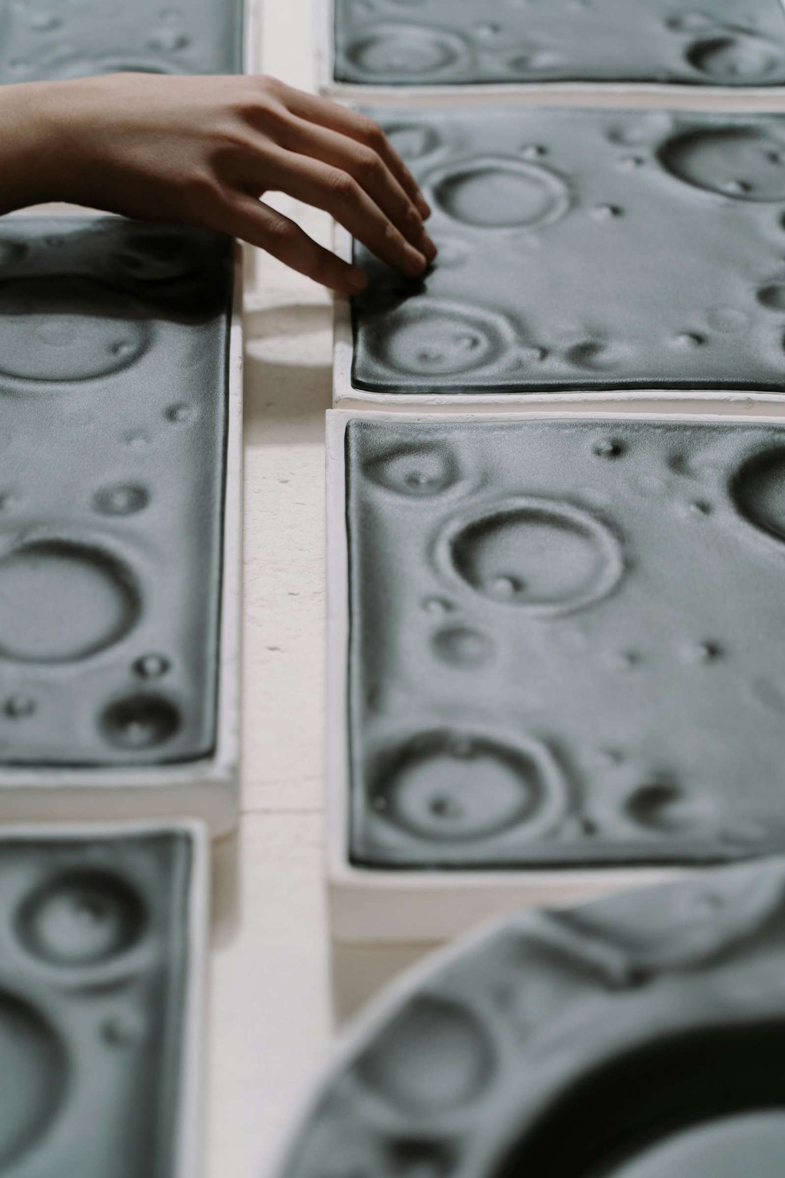 Moldes y superficies en un taller de fabricación