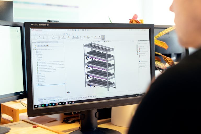 Ingeniero trabajando en un modelo CAD para desarrollar un producto