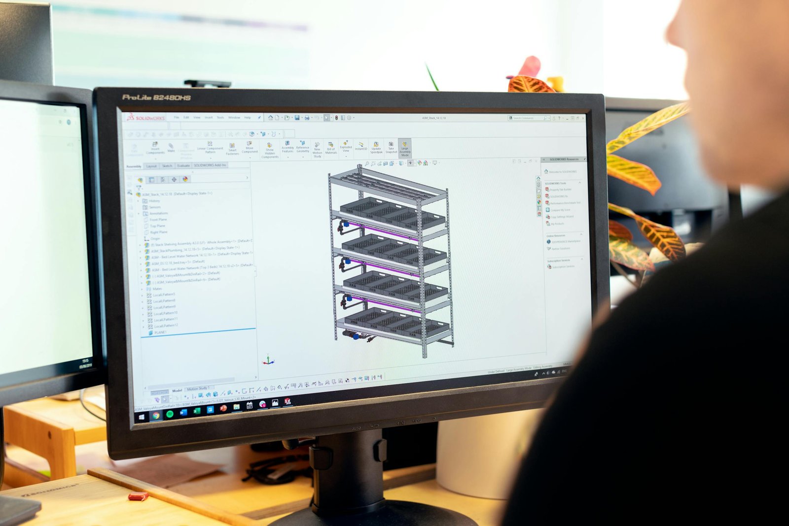 Ingeniero trabajando en un modelo CAD para desarrollar un producto