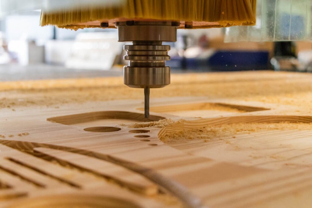 Fabricación y entrega de producto en el proceso de diseño industrial con producción local y control de calidad
