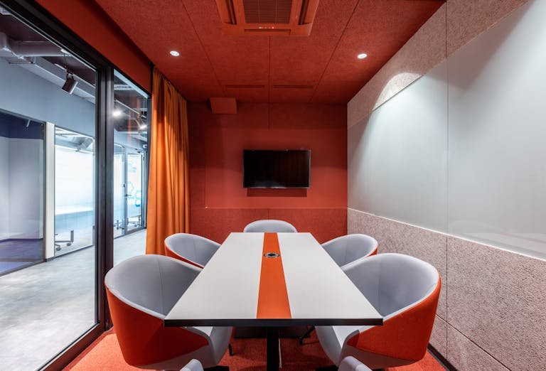Sala de reunión donde se planifica un proyecto de fabricación BTL