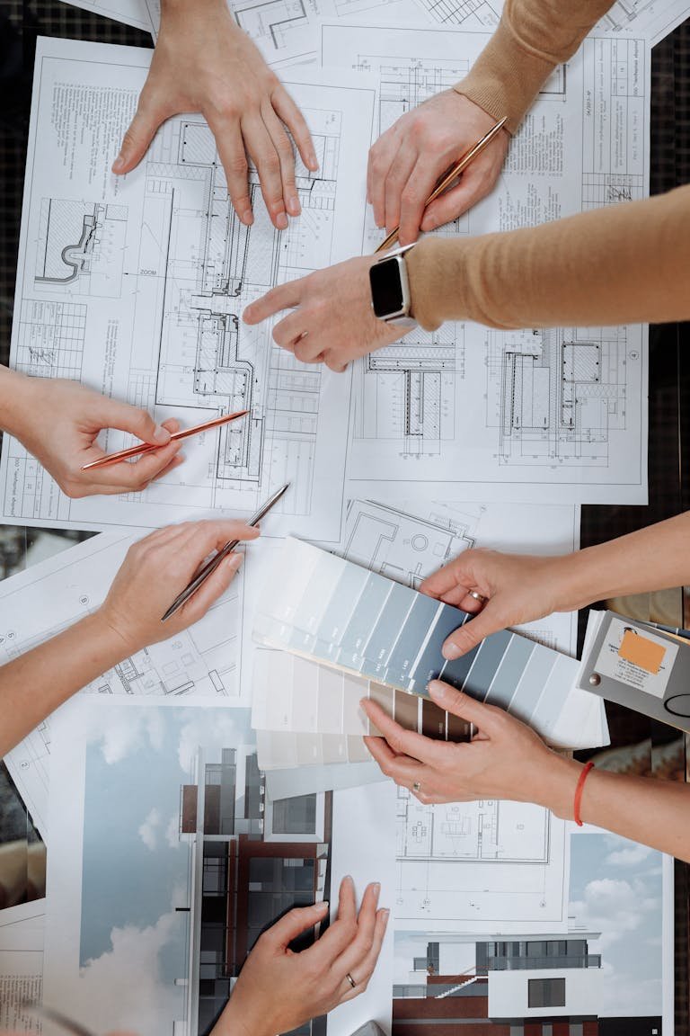 Equipo revisando planos y referencias para cotizar un producto