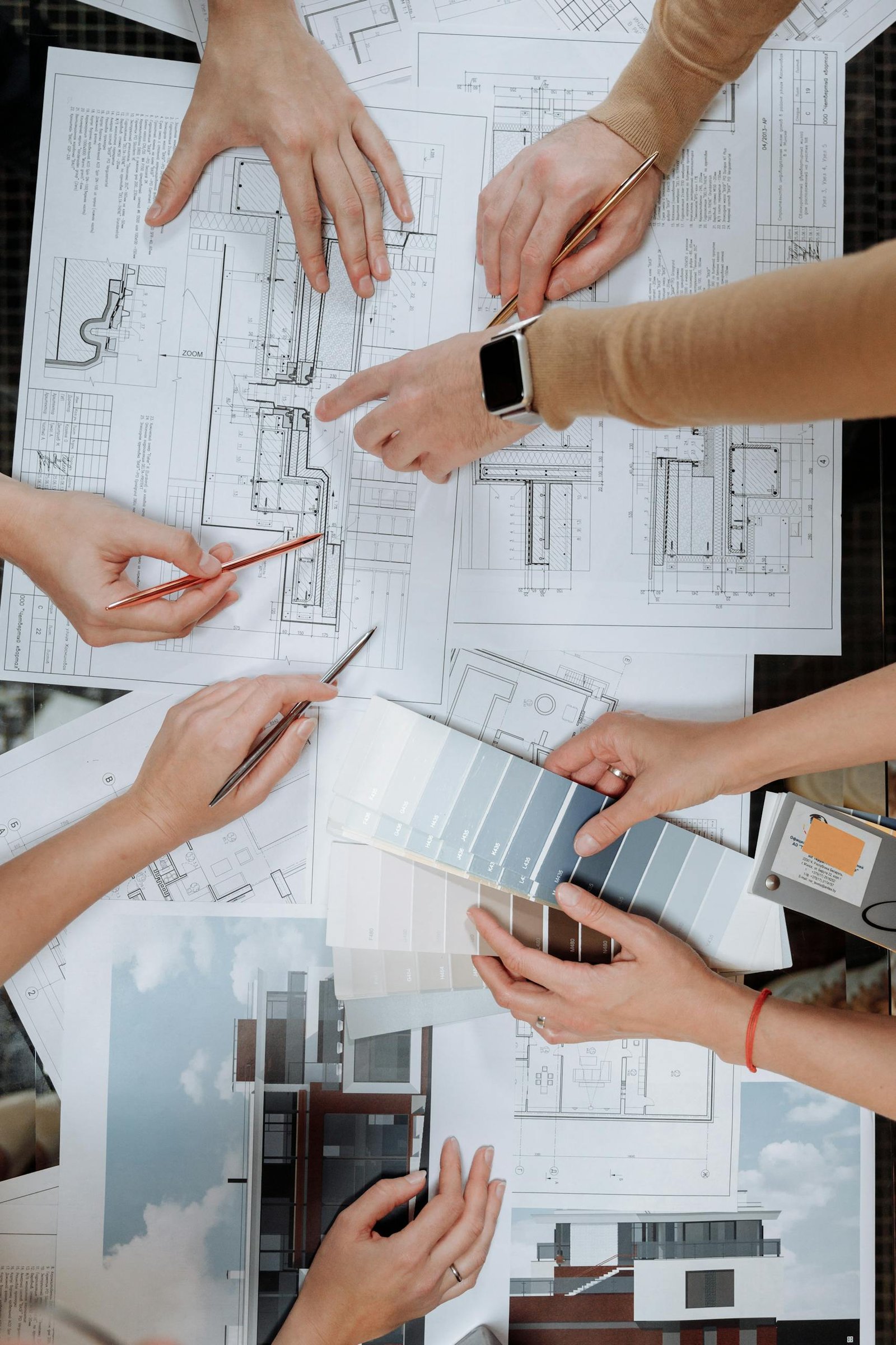 Equipo revisando planos y referencias para cotizar un producto
