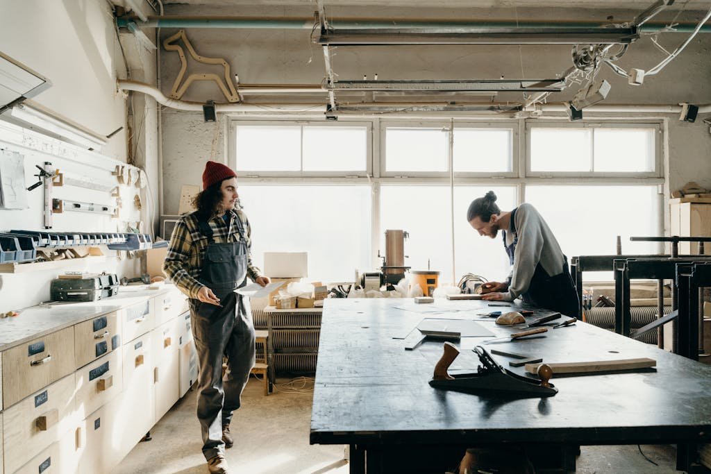 Dos fabricantes trabajando en un taller de madera