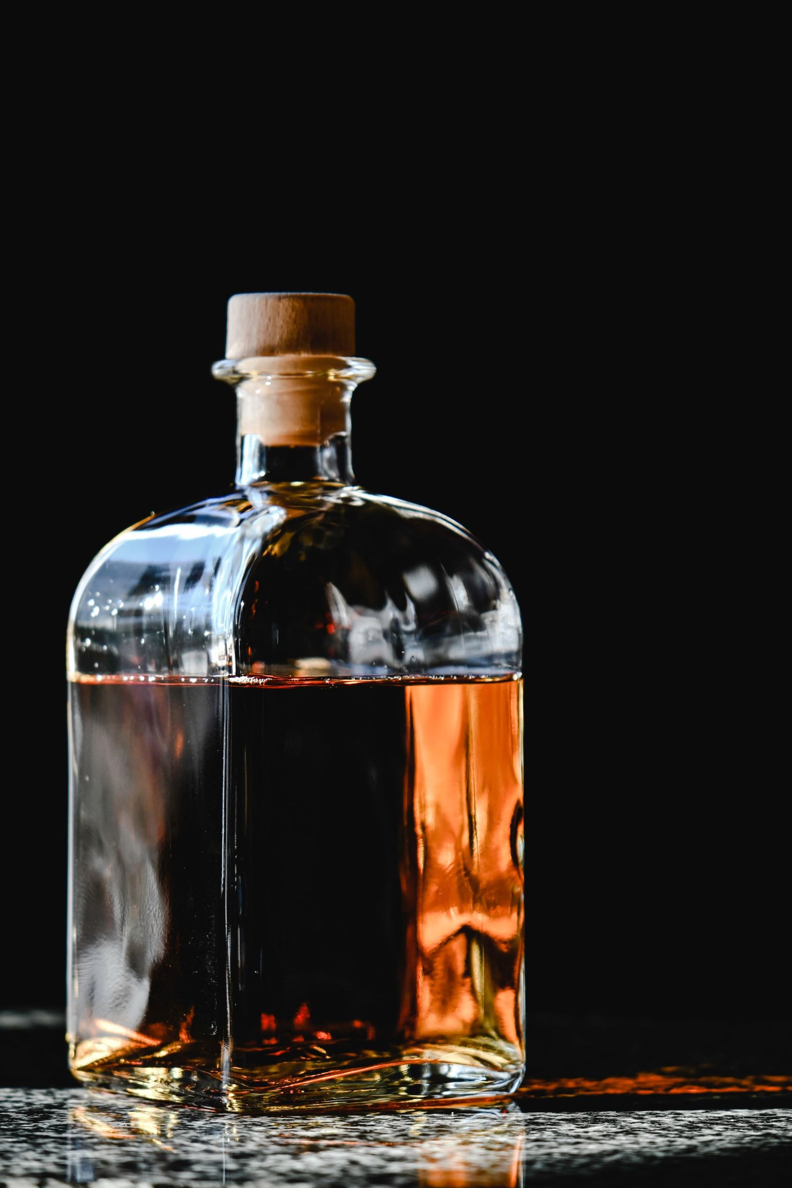 Botella de whisky sobre fondo oscuro como referencia para diseño de packaging