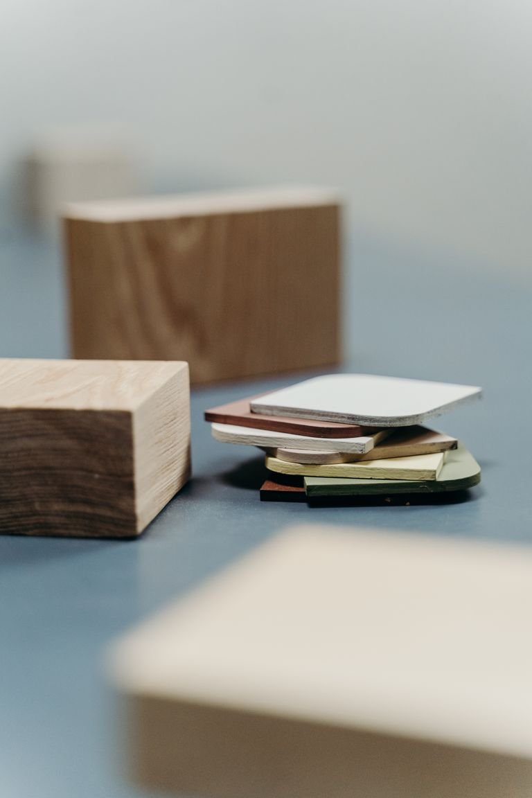 Muestras de materiales y acabados para comparar procesos de fabricación.